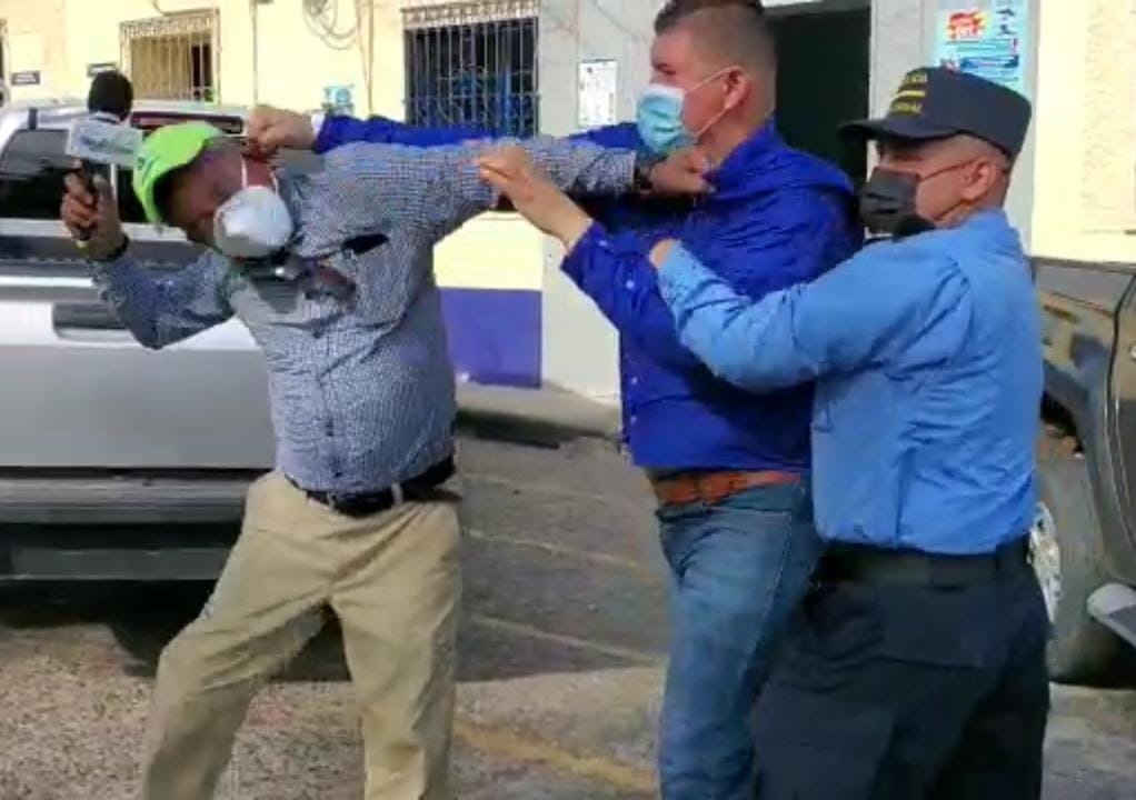 POR RIÑA PERSONAL SE VAN A LOS GOLPES PERIODISTA Y COMUNICADOR SOCIAL