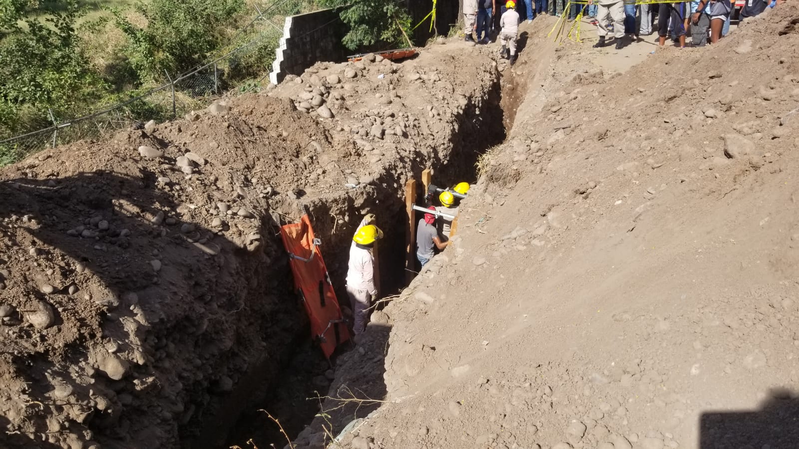 Alud deja 2 personas soterradas en Choluteca.
