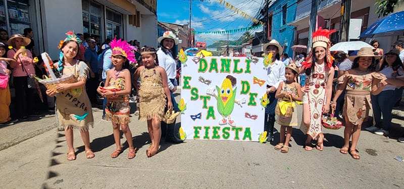 Danlí inicia tradicional festival del maíz con colorido desfile