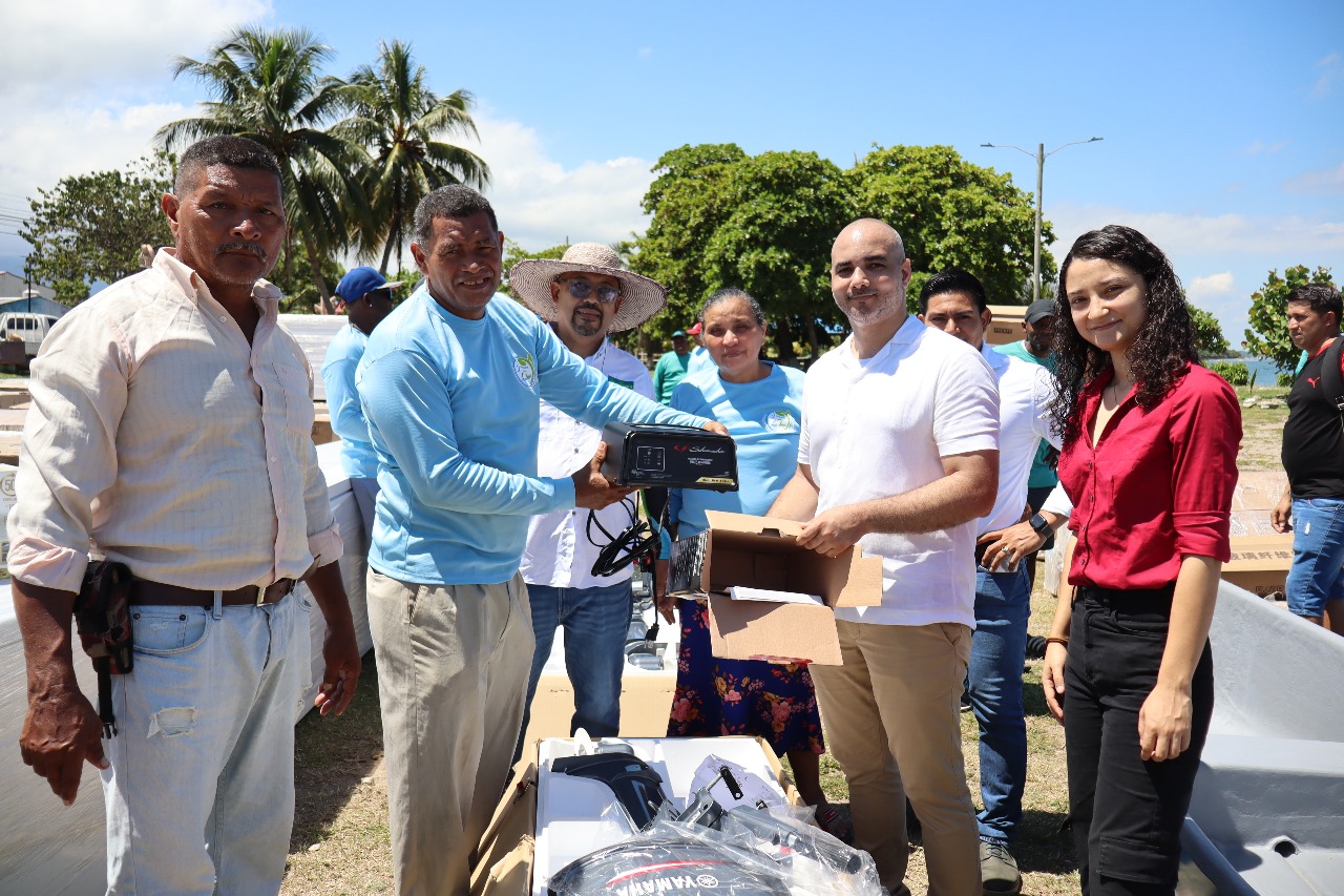 Más de 1000 pescadores artesanales reciben equipo para potenciar comercialización