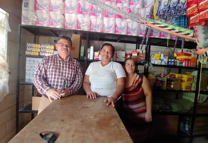 Jefe regional del INA en la zona sur, supervisa proyecto a empresa campesina