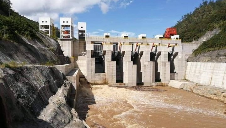 ENEE realiza descargas preventivas en Patuca III para proteger infraestructura y comunidades ante tormenta tropical SARA
