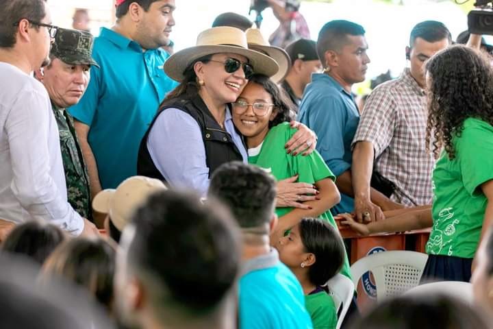 Presidenta Xiomara Castro transforma la Educación en Honduras con inversión histórica y programas de apoyo a estudiantes