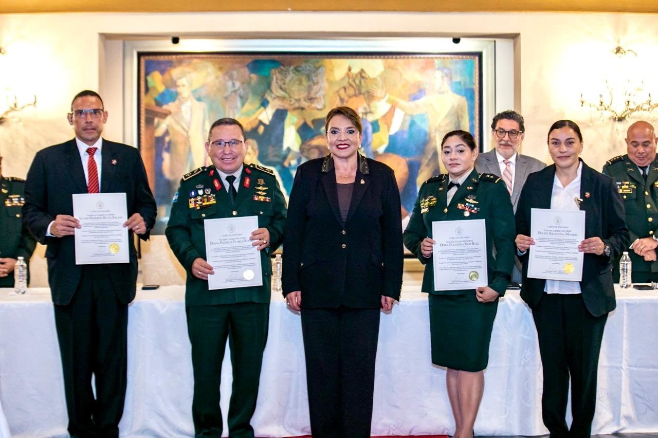 Xiomara Castro lidera ceremonia de condecoraciones y ascensos de la Guardia de Honor Presidencial