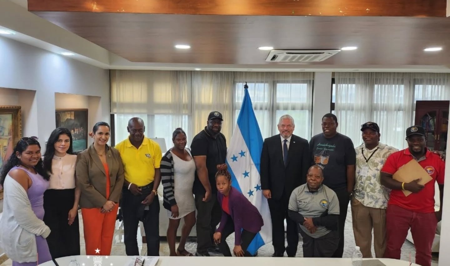 Canciller Reina se reúne con representantes de comunidades garífunas para abordar desafíos y fortalecer la protección de territorios ancestrales