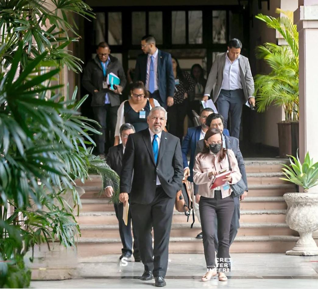 Gobierno de la Presidenta Castro coordina acciones para atender a migrantes retornados desde EE.UU