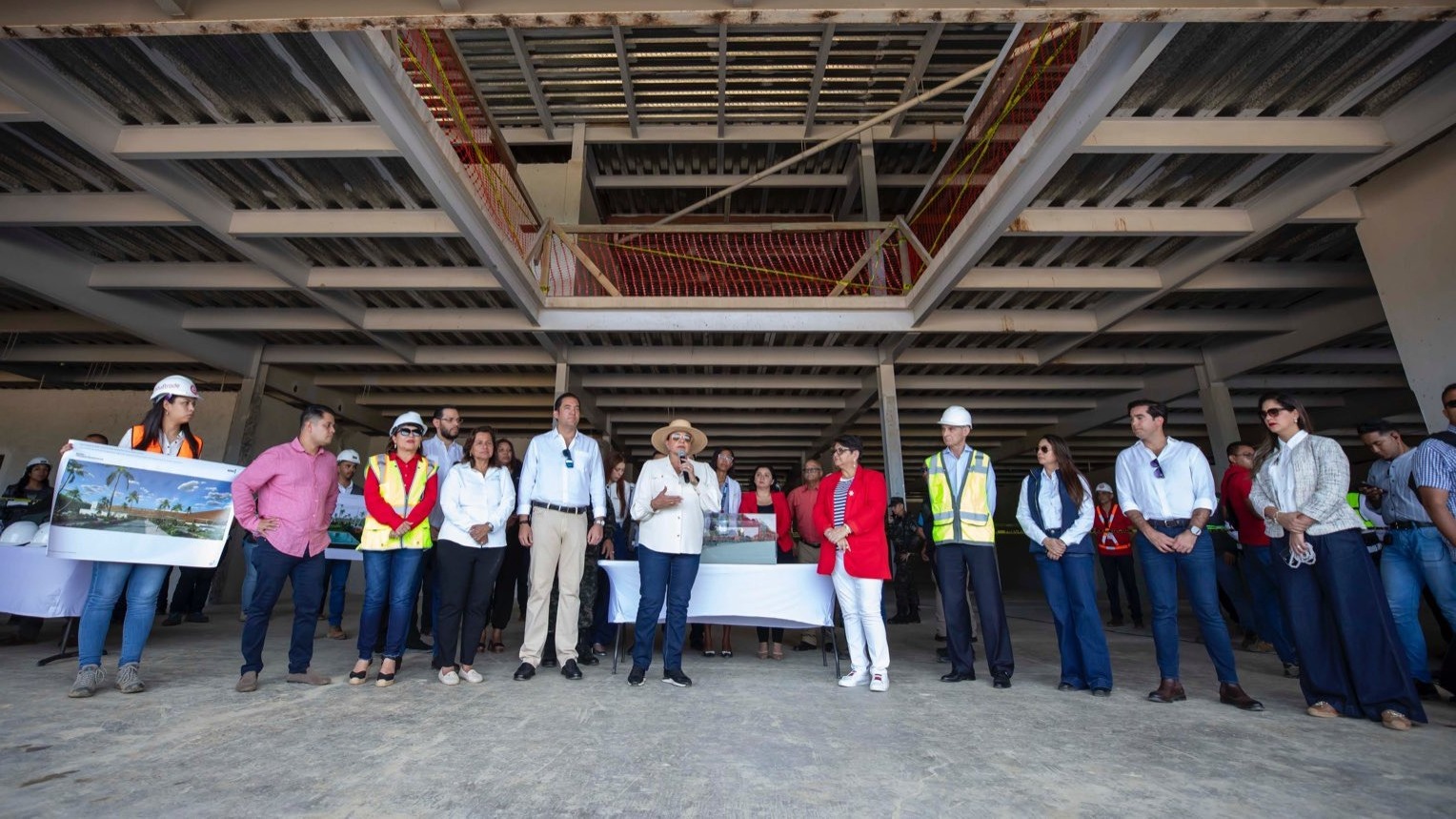 Presidenta Xiomara Castro supervisa avances en la construcción del Hospital Regional de Especialidades de Roatán
