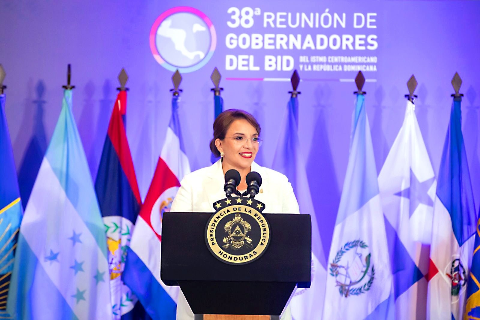 Presidenta Xiomara Castro se ubica entre los cinco mandatarios mejores calificados de América, según encuesta Mitofsky