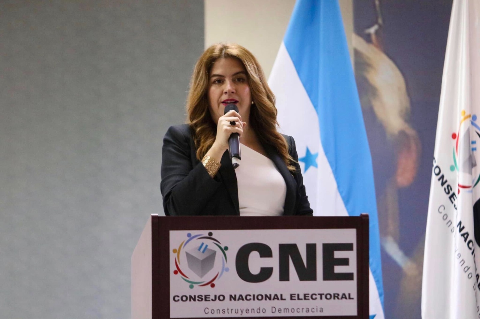 Consejera presidenta del CNE, Cossette López anuncia acciones firmes contra los responsables de los retrasos en el material electoral